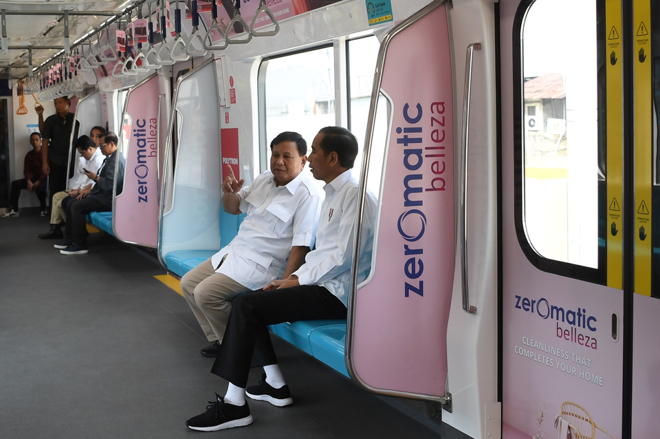 President Joko Widodo speaks with the chairman of Gerindra Party Prabowo Subianto during their way with newly-inaugurated Mass Railway Transport (MRT) system on Saturday (13/07) (Antara Photo/Wahyu Putro A)