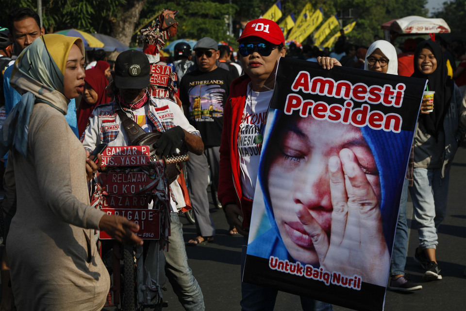 The Indonesian public has been demanding that President Jokowi grant Baiq Nuril an amnesty. (Antara Photo/Maulana Surya).
