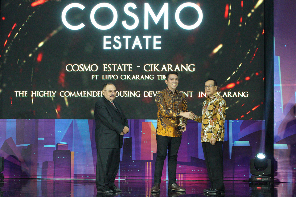 (Left to right) Properti Indonesia magazine director, Anthony Zeidra and Lippo Cikarang public relations Sosiawan Putra Surbakti accepting the award handed by former minister Akbar Tanjung in Jakarta on Wednesday. 