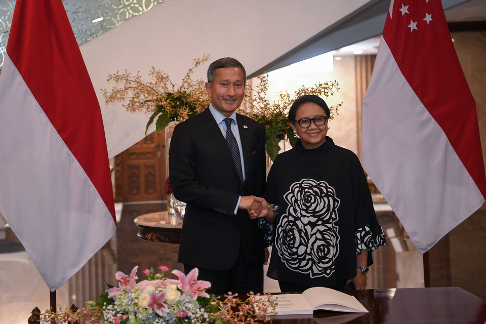 Indonesian Foreign Minister Retno Marsudi and her Singaporean counterpart, Vivian Balakrishnan, pose for a photo ahead of their meeting at the offices of the Ministry of Foreign Affairs in Central Jakarta on Tuesday. (Antara Photo/Wahyu Putro A)