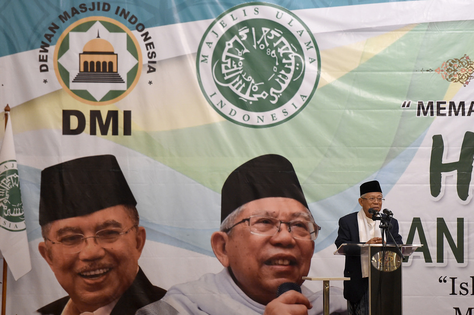 Vice President Ma'ruf Amin delivers the opening remark at an Indonesian Mosque Council seminar in Jakarta on Wednesday. (Antara Photo/M. Risyal Hidayat)