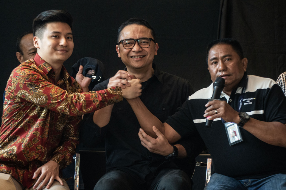 From left, vlogger Rius Vernandes, Garuda Indonesia president director Ari Askhara and Sekarga chief  Tomy Tampati on Friday. (Antara Photo/Aprillio Akbar)