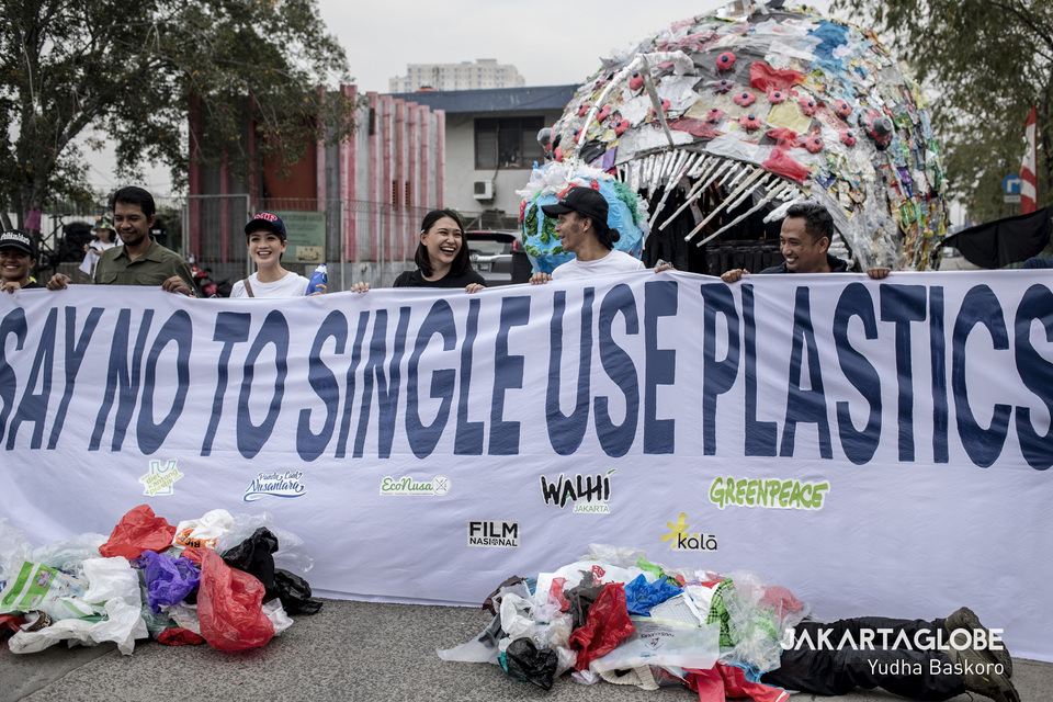 Indonesian rock singer Kaka Slank joins a protest against single-use plastic at Sunda Kelapa Port in North Jakarta. (JG Photo/Yudha Baskoro)