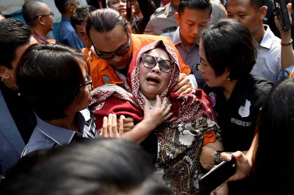 Nunung and husband July Jan Sambiran seen at the headquarters of the Jakarta Police on Monday. They were arrested on July 19 for the illegal possession of methamphetamine. (Antara Photo/Akbar Nugroho Kumay)