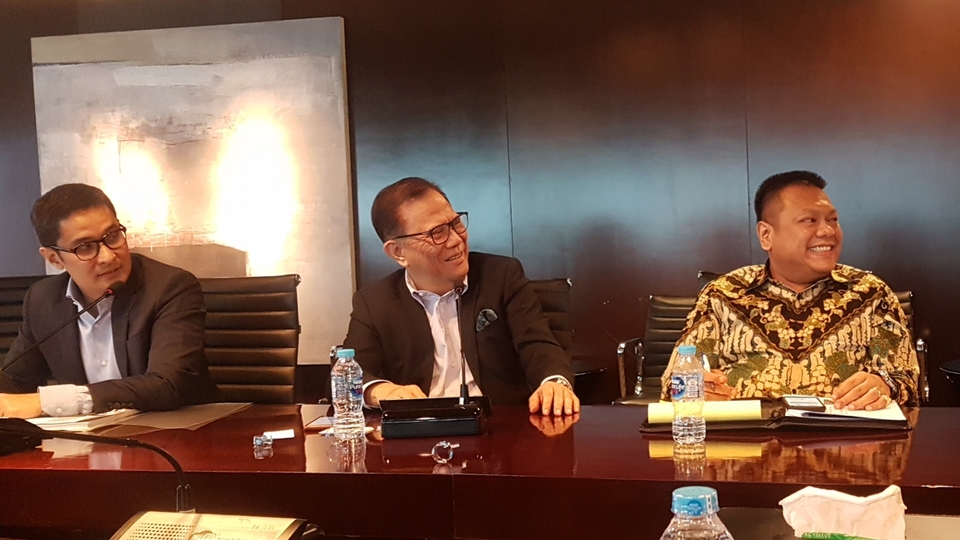 Constant M. Ponggawa, center, managing partner at Dentons HPRP, said the government must focus on ensuring legal certainty; economic and political stability; regulatory and bureaucratic optimization; and more flexible labor regulations to improve the investment climate. (JG Photo/Nur Yasmin)