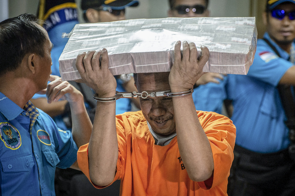 A drug suspect is being paraded during a press conference at the National Anti-Narcotics Agency headquarters in Jakarta on Thursday. (Antara Photo/Aprillio Akbar)