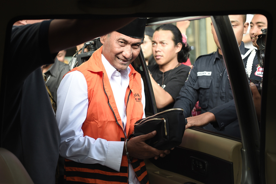Kudus district head Muhammad Tamzil enters a vehicle at the offices of the Corruption Eradication Commission (KPK) in South Jakarta on Saturday. (Antara Photo/M Risyal Hidayat)