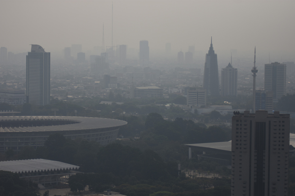 Smog obscures the Jakarta skyline on Jul 29, 2019. 
(Antara Photo/Indrianto Eko Suwarso)