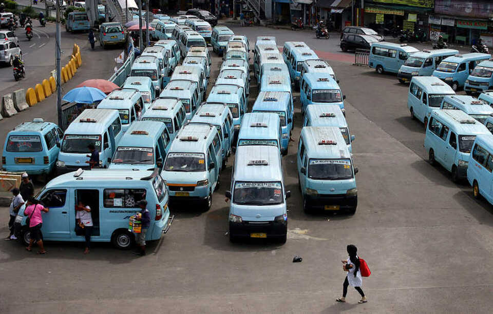 The Jakarta administration will not allow public minivans, or angkot, older than 10 years to remain on the road, while offering a better scheme to operators, an official said. (Antara Photo/Rivan Awal Lingga)
