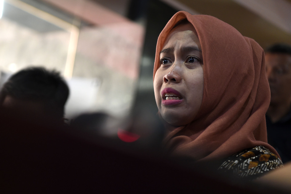 Dentist Romi Ismail cried during her press statement before meeting Internal Affairs Minister Tjahjo Kumolo in Jakarta on Wednesday. (Antara Photo/Aditya Pradana Putra)