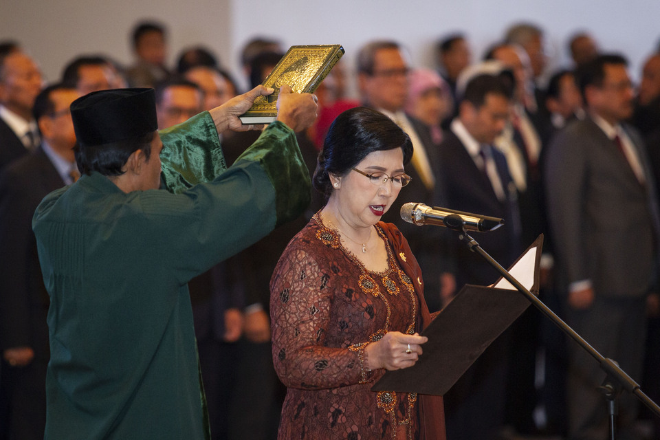 The Supreme Court inaugurated Destry Damayanti as senior deputy governor of Bank Indonesia in Jakarta on Wednesday. (Antara Photo/Dhemas Reviyanto)