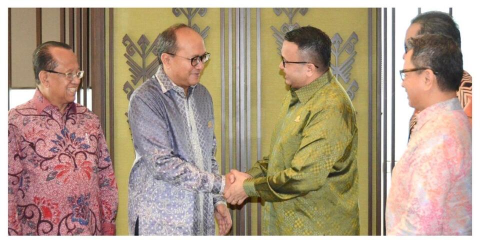Indonesian Chamber of Commerce and Industry (Kadin) chairman Rosan Roeslani Rosan, left, greets Public Relations Association of Indonesia (Perhumas) chairman Agung Laksamana ahead of their meeting at Kadin's offices in Jakarta on Thursday. (Photo courtesy of Perhumas)