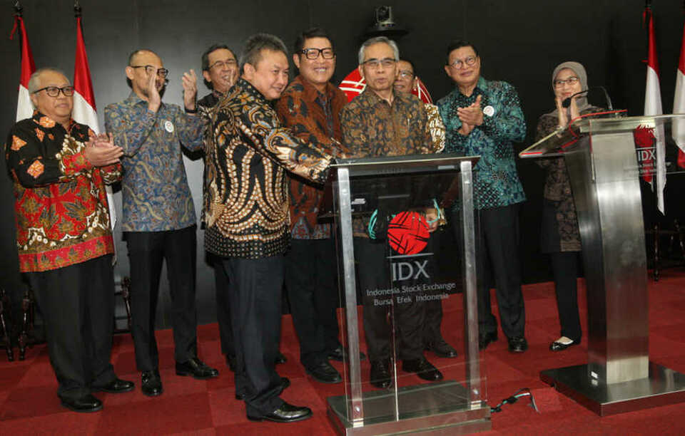 Financial Services Authority (OJK) chairman Wimboh Santoso, fourth from right, expects more capital market growth in the future. (B1 Photo/Mohamad Defrizal)