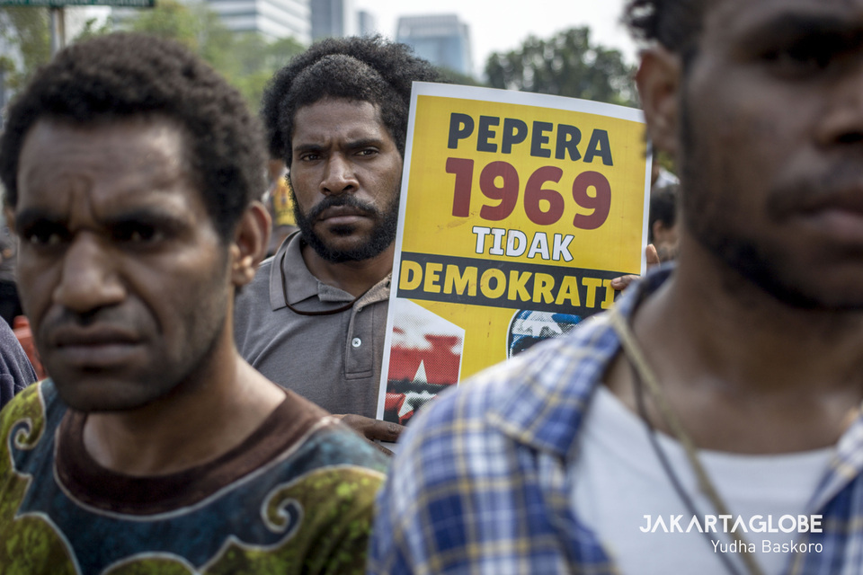 A Papuan activist carries a placard stating that the 1969 Act of Free Choice (Pepera) is undemocratic, during a protest outside the United States Embassy in Central Jakarta on Thursday. (JG Photo/Yudha Baskoro)