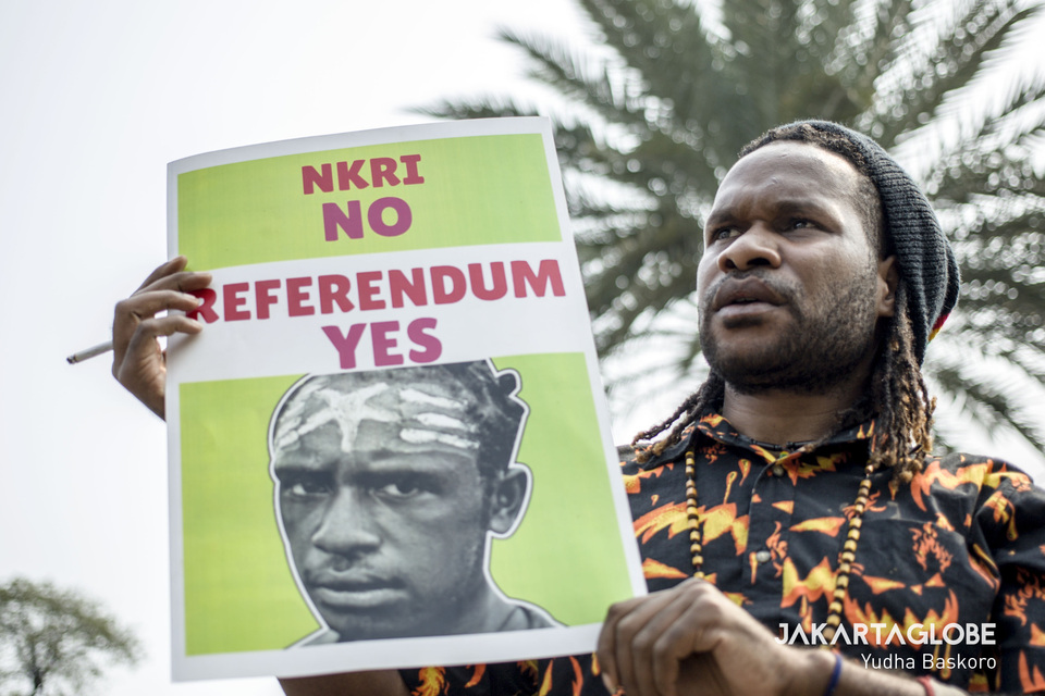'Unitary Republic of Indonesia NO, Referendum YES' - activists have been demanding that President Joko Widodo offer the option of a referendum to decide if Papuans want independence from Indonesia. (JG Photo/Yudha Baskoro)