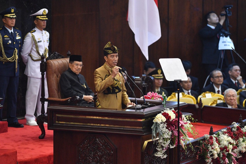 President Joko 'Jokowi' Widodo dons the traditional attire of the Sasak tribe from West Nusa Tenggara in his address to the House of Representatives on Friday. 
(Antara Photo/Sigid Kurniawan)