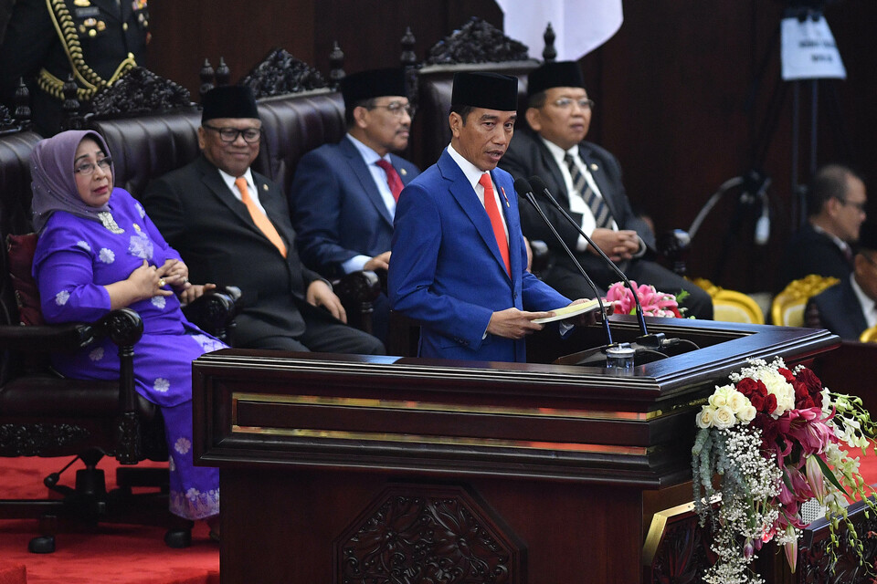 Jokowi delivers one of three speeches at the House of Representatives on Friday. (Antara Photo/Sigid Kurniawan)