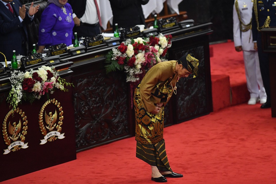 Jokowi bows to members of the House of Representatives after his speech on Friday. (Antara Photo/Sigid Kurniawan)

