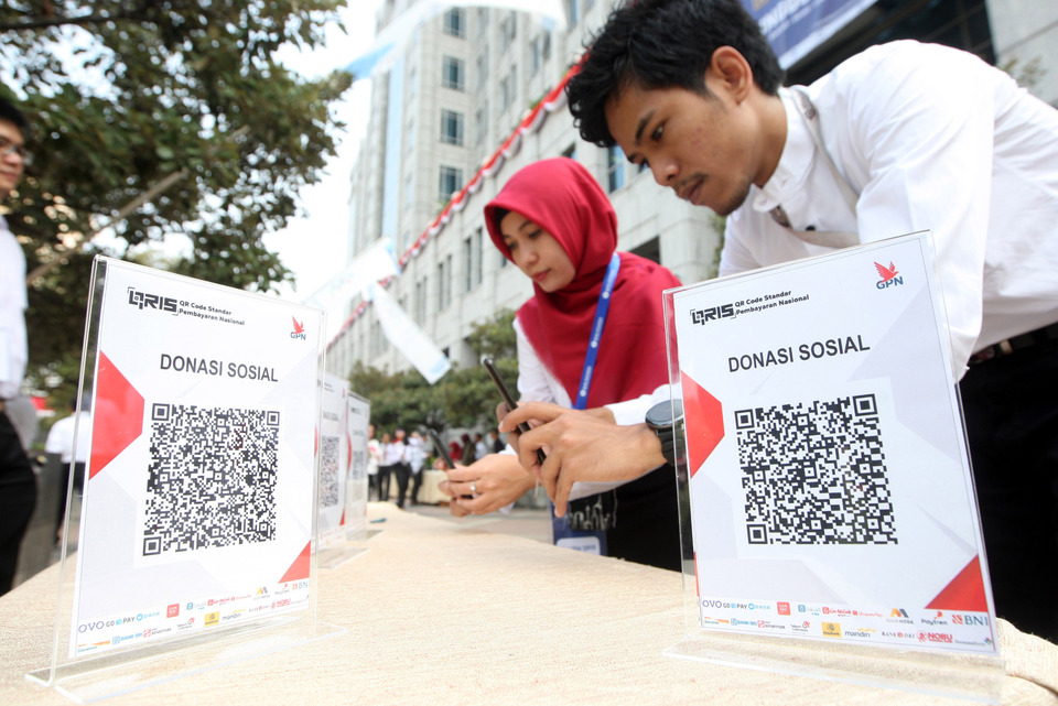 The QR Code Indonesian Standard (QRIS) will allow users of server-based electronic money applications, electronic wallets and mobile banking services to use the same QR code across platforms, instead of having separate QR codes for different services. (B1 Photo/Mohammad Defrizal)