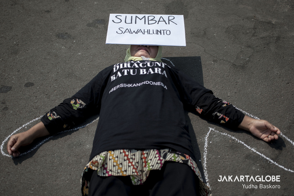 A protester from Sawahlunto, West Sumatra, lies on the street in front of the State Palace in Central Jakarta on Monday. (JG Photo/Yudha Baskoro)