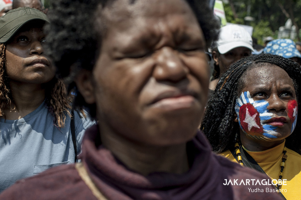 A woman cries during a demonstration to protest racist treatment of Papuan students in Surabaya. (JG Photo/Yudha Baskoro)