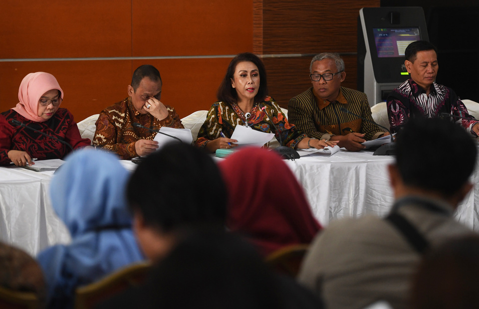 The head of the KPK selection committee, Yenti Ganarsih (center), at a press conference in Jakarta on Friday. (Antara Photo/Akbar Nugroho Gumay)