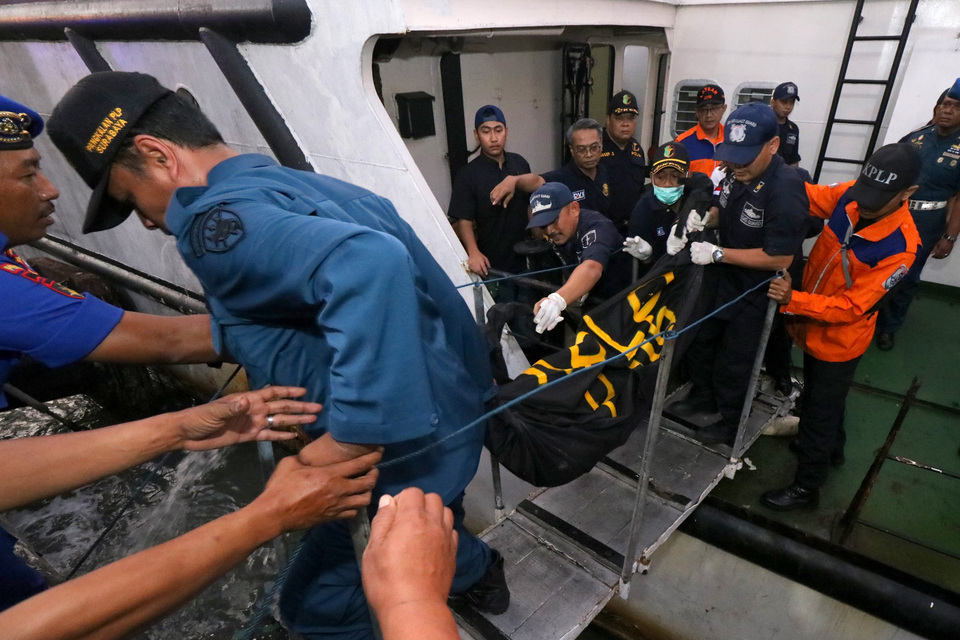 Rescuers evacuated a body from KM Santika Nusantara, a passenger ship that caught fire at sea on Thursday. (Antara Photo/Didik Suhartono).
