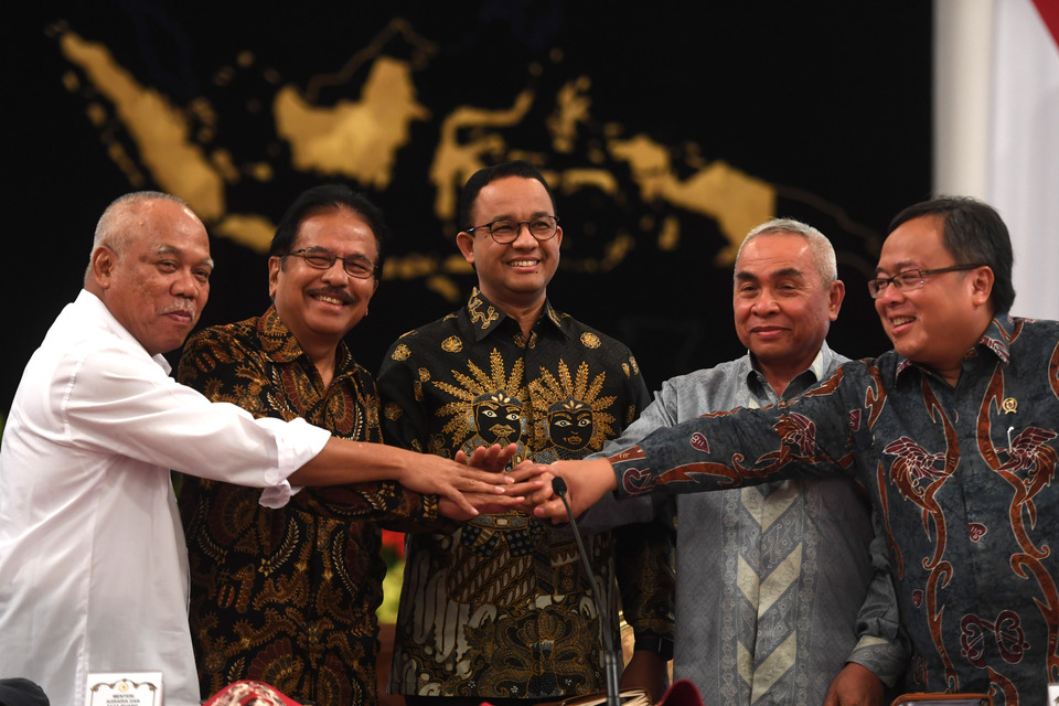 Jakarta Governor Anies Baswedan, center, poses for a group photo after a press conference on the capital city relocation at the State Palace on Monday. (Antara Photo/Akbar Nugroho Gumay)