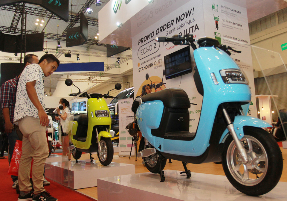 An electric motorbike called Easy Go on display at the automotive exhibition GIIAS in Tangerang on July 24. (Antara Photo/Muhammad Iqbal)