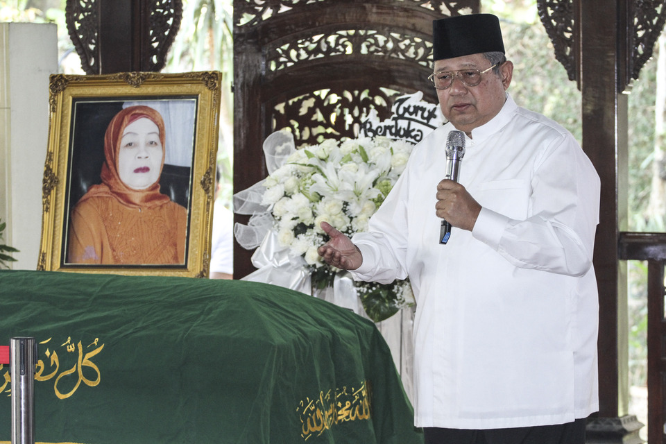 Former President Susilo Bambang Yudhoyono speaks during the funeral of his mother, Siti Habibah, on Saturday. (Antara Photo/Asprilla Dwi Adha)