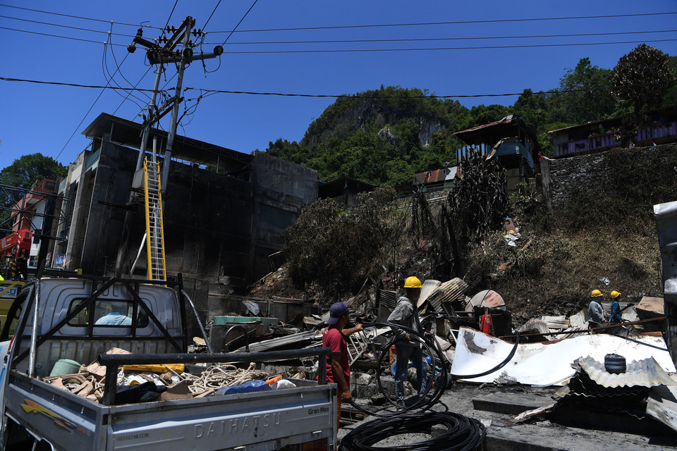 Employees of state utility company Perusahaan Listrik Negara working in Jayapura, Papua, on Saturday to repair an electrical installation that was destroyed by protestors on Thursday. (Antara Photo/Zabur Karuru).