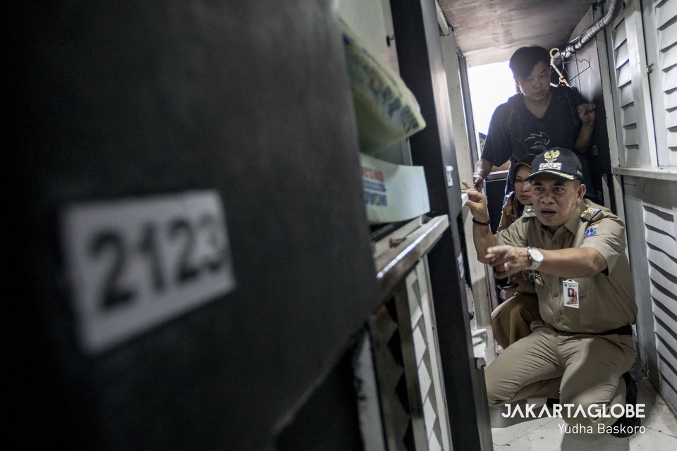 Central Jakarta Deputy Mayor Irwandi inspects a 'sleep box' in Central Jakarta on Monday. (JG Photo/Yudha Baskoro)