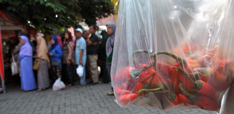 Prices of some raw foods like red chili and bird-eye chili have remained high due to a prolonged dry season. (Antara Photo/Arif Firmansyah)