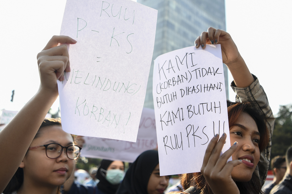 Women's rights activists participate in a demonstration at the Hotel Indonesia traffic circle in Central Jakarta on Sunday to demand that the House of Representatives ratify the elimination of sexual violence bill. (Antara Photo/Hafidz Mubarak A)