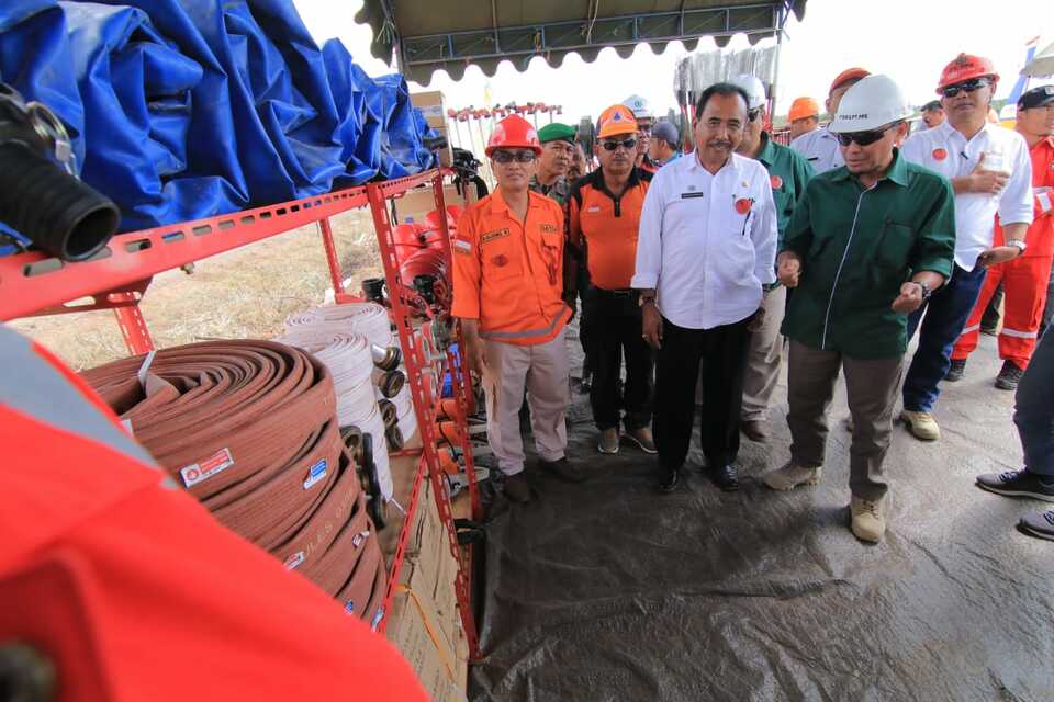 Ujang Rahmat, center, head of the East Kalimantan Provincial Plantation Office, inspects Borneo Indah Marjaya's firefighting equipment. (Photo courtesy of Astra Agro)
