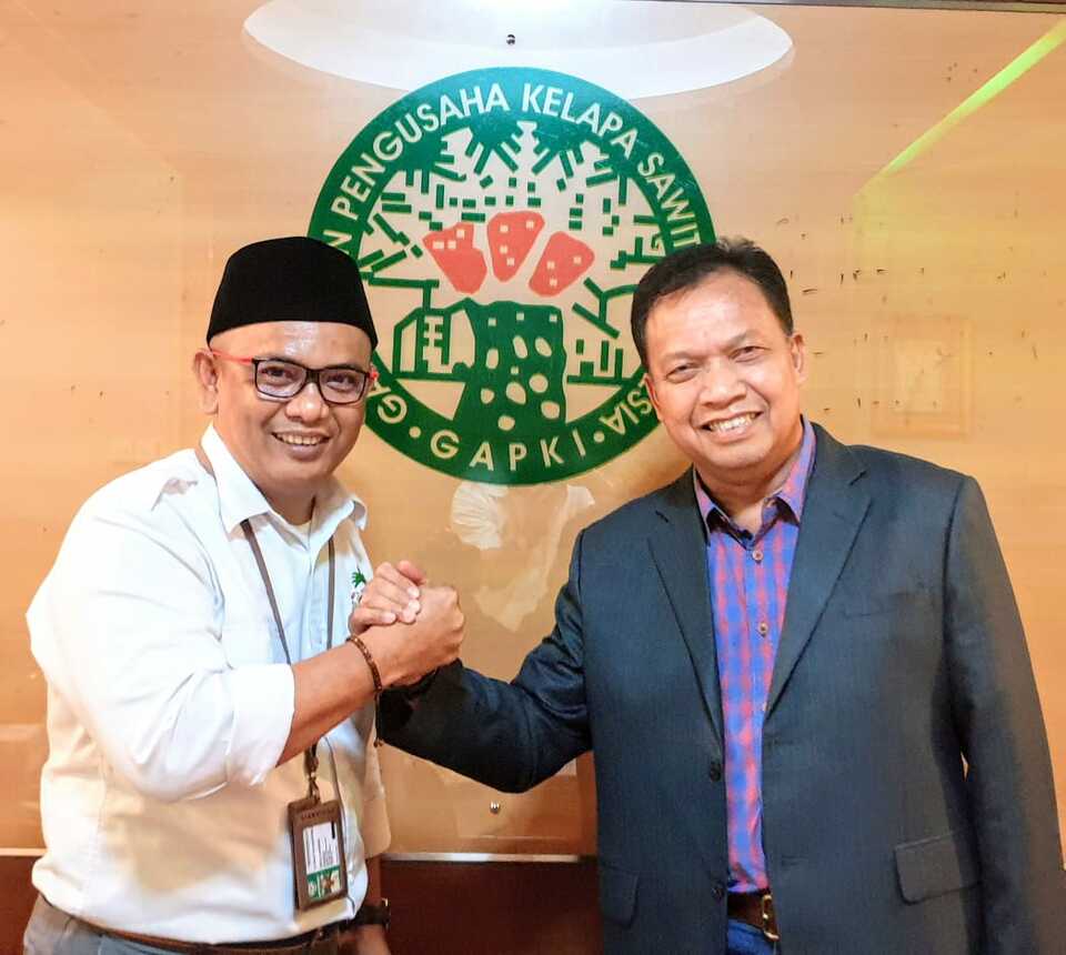 Apkasindo chairman Gulat Manurung, left, and Gapki chairman Joko Supriyono pose for a photo after a meeting in Jakarta on Tuesday. (Photo courtesy of Gapki)
