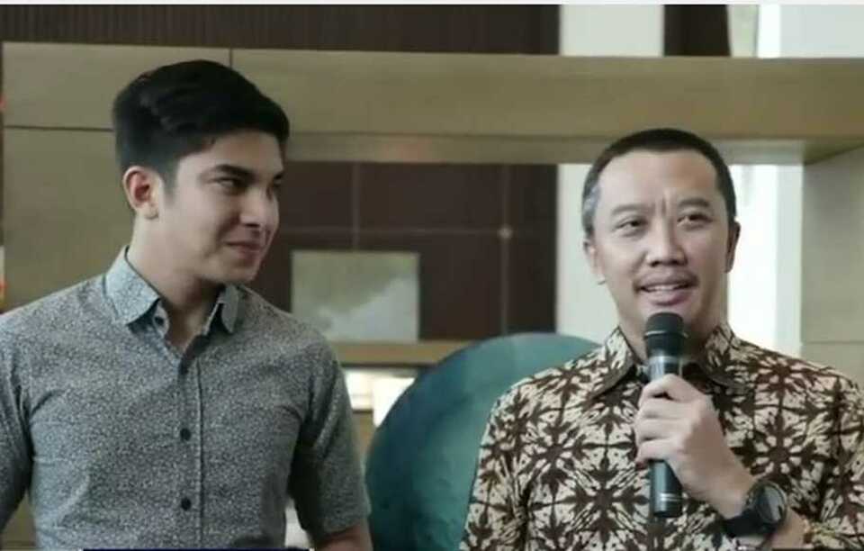 Indonesian Youth and Sports Minister Imam Nahrawi (right) apologized to his Malaysian counterpart Syed Saddiq on Friday. (Photo from BeritaSatu TV)