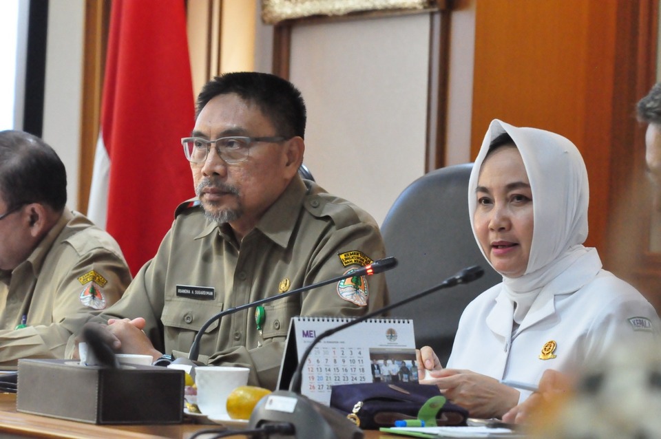Meteorology, Climatology and Geophysics Agency (BMKG) head Dwikorita Karnawati, right, said strong winds last week prevented smoke from Indonesia reaching Malaysia. (Photo courtesy of the Ministry of Environment and Forestry)