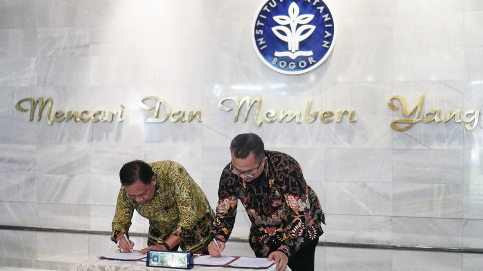 Indonesian Palm Oil Association (Gapki) chairman Joko Supriyono, left, and Bogor Agricultural University (IPB) president Arif Satria sign the memorandum of understanding in Bogor, West Java, on Tuesday. (Photo courtesy of Gapki)