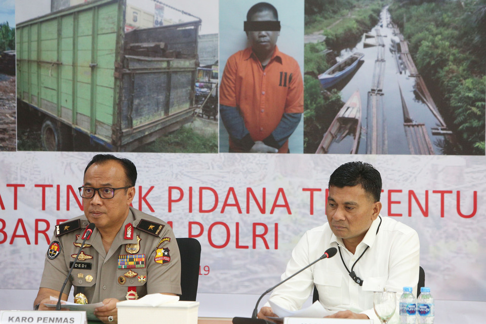 National Police spokesman Brig.Gen. Dedi Prasetyo, left.(Antara Photo/Rivan Awal Lingga)
