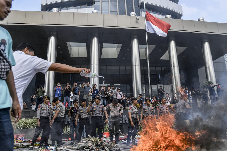 A demonstration turned violent at the KPK headquarters in Jakarta on Friday. (Antara Photo/Sigid Kurniawan)