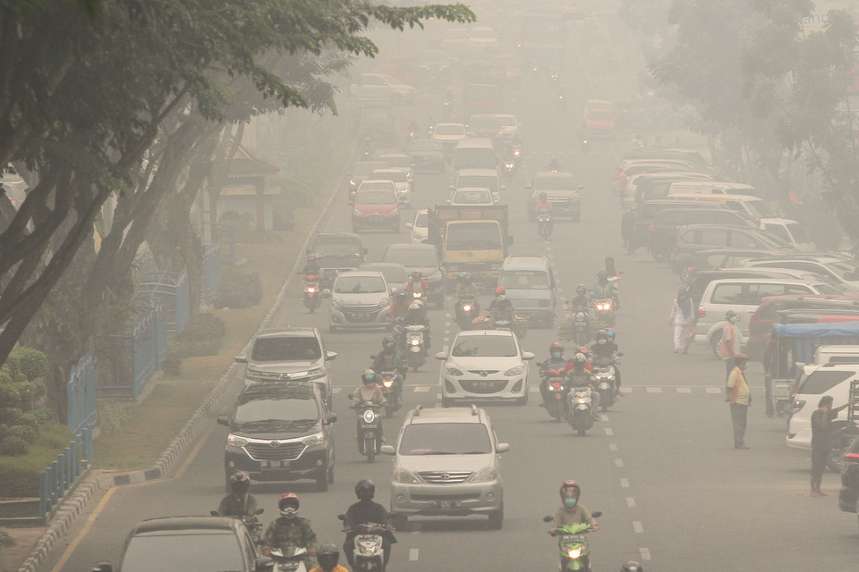 Pekanbaru in Riau Province has been covered in thick smoke for over a week, forcing schools and universities to send students home. (Antara Photo/Rony Muharrman)