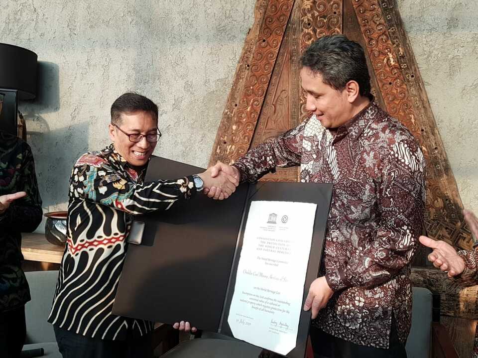 Febrian A. Ruddyard, general director of multilateral cooperation at the Foreign Affairs Ministry, hands over the Unesco World Heritage site certificate to Hilmar Farid, the general director of cultural affairs at the Education and Culture Ministry, in Jakarta on Sept.16. (JG Photo/Nur Yasmin)