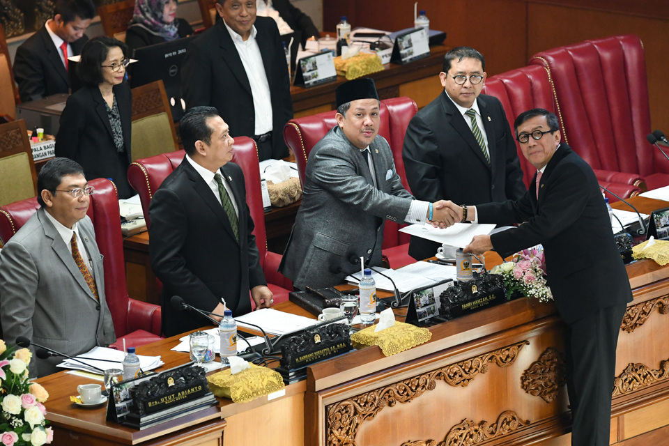 The House of Representatives and the government approved the controversial KPK Law revisions on Tuesday. (Antara Photo/M. Risyal Hidayat)