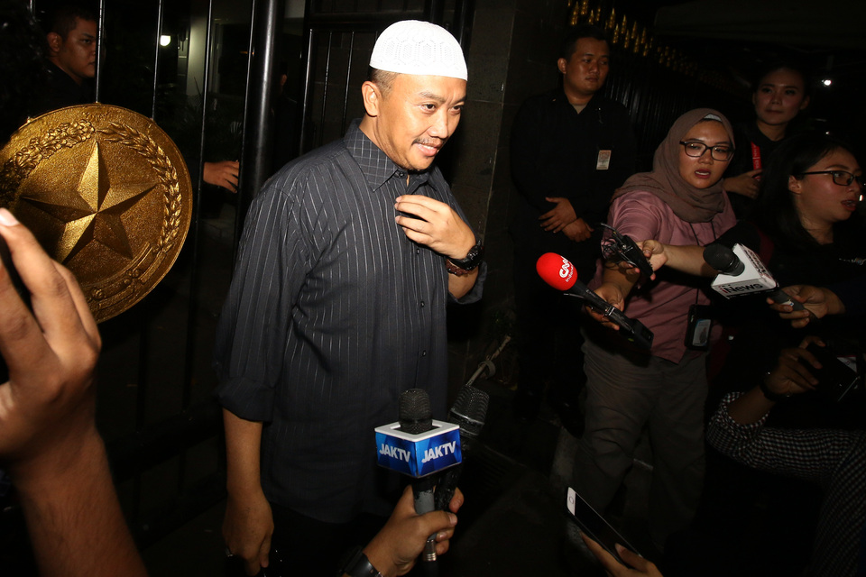 The Corruption Eradication Commission (KPK) declared Sports Minister Imam Nahrawi a corruption suspect on Wednesday for allegedly receiving bribes from the National Sports Committee (KONI). (Antara Photo/Rivan Awal Lingga)
