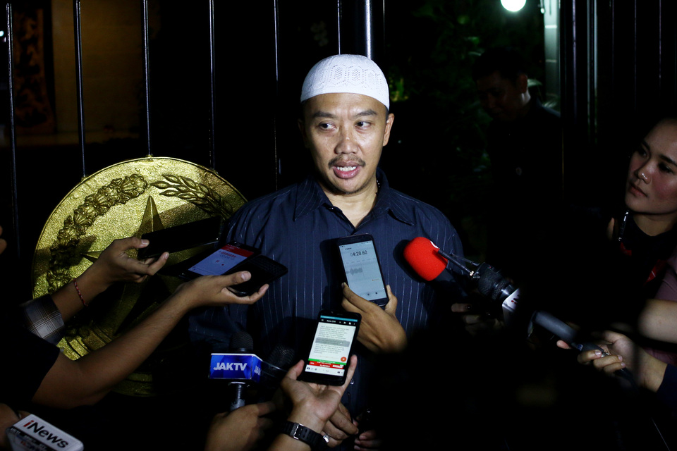 Former Sports Minister Imam Nahrawi answers reporters' questions at the KPK headquarters in Jakarta in September last year after he was charged with receiving bribes. (Antara Photo/Rivan Awal Lingga)
