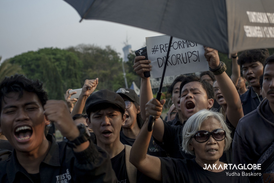 Human rights activist Maria Sumarsih, right, who lost her son in the 1998 riots, leads the weekly Kamisan protest in front of the State Palace in Central Jakarta on Thursday. (JG Photo/Yudha Baskoro)