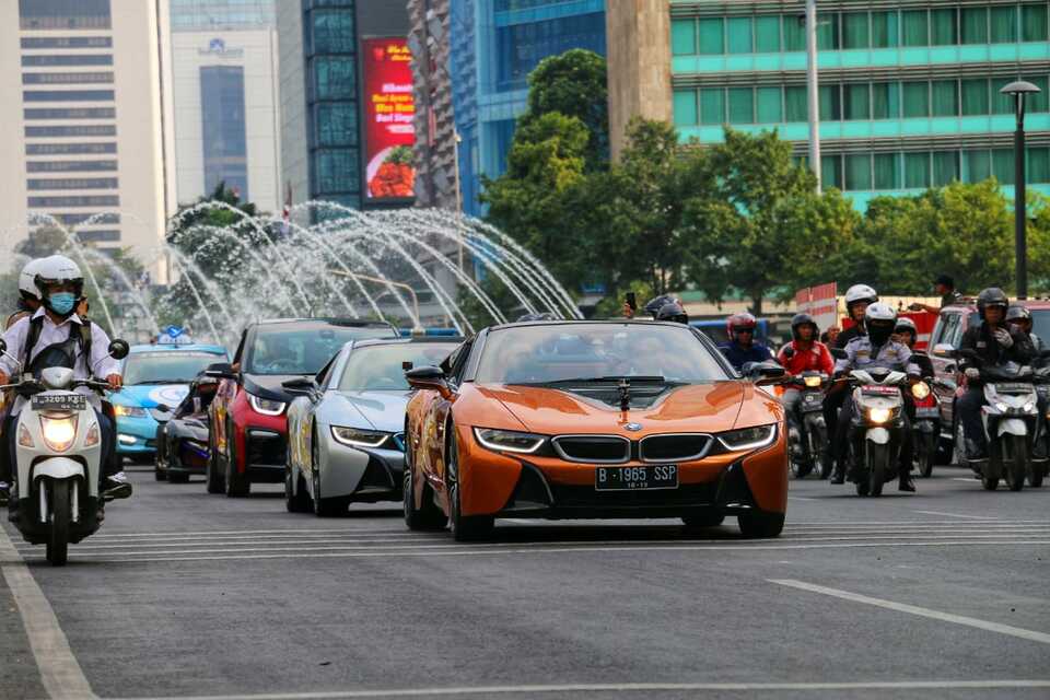 A convoy of electric and plug-in hybrid cars runs through Jalan Thamrin in Central Jakarta to launch the arrival of Formula E racing in the capital on Friday. (Beritasatu Photo/Lenny Triistia Tambun) 