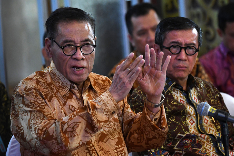 The head of the Criminal Code drafting team Muladi, left, and Justice Minister Yasonna Laoly speak to journalists at the Justice and Human Rights Ministry headquarters in Jakarta on Friday. (Antara Photo/Aditya Pradana Putra)
