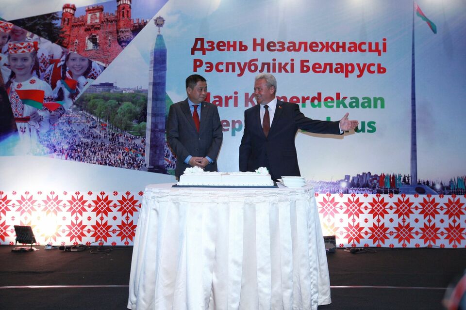 Energy Minister Igantius Jonan, left, and Belarus Ambassador to Indonesia Valery Kolesnik during the Belarus National Day celebration in Jakarta on Sept. 18. (The Peak Photo/Suhadi)